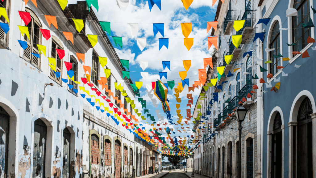 As cidades de transformam com bandeirinhas coloridas por toda parte