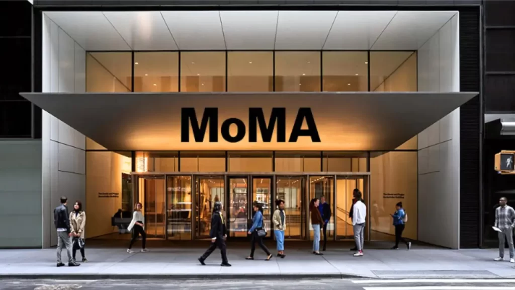 O Museu de Arte Moderna (MoMA), em Nova York, é um paraíso para os amantes da arte contemporânea. Localizado no coração de Manhattan, o museu abriga obras icônicas de artistas como Picasso, Warhol e Van Gogh, exibidas em um edifício de design moderno com amplas janelas de vidro. Uma visita ao MoMA é uma jornada pela inovação artística do século XX e XXI. Dica de viagem: Chegue cedo para explorar as exposições sem pressa e aproveite os passeios guiados.