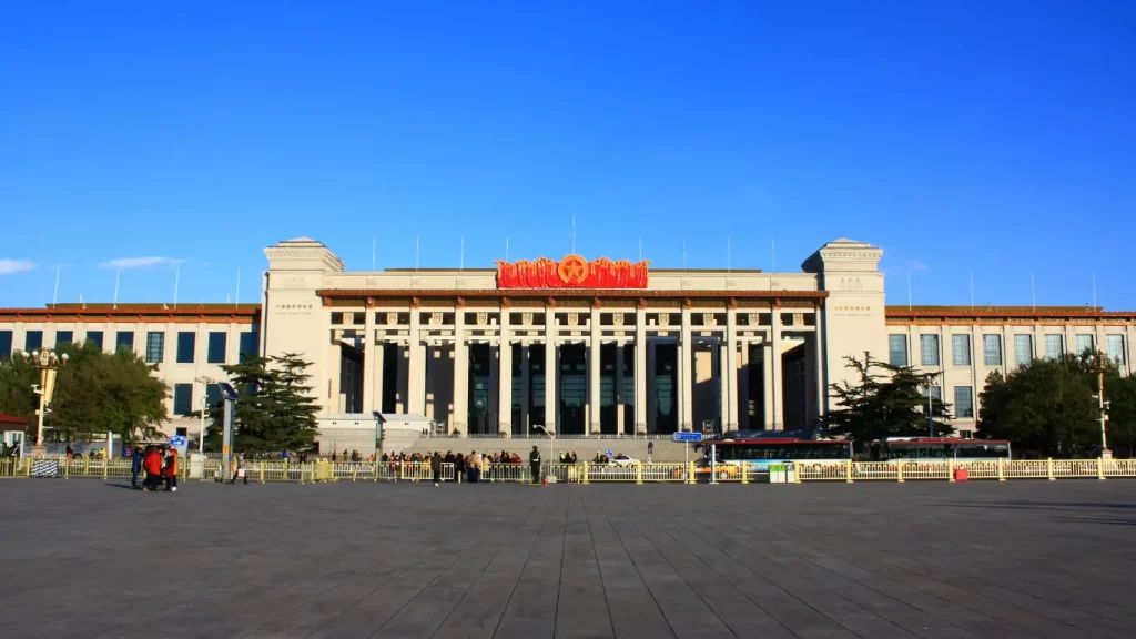 O Museu Nacional da China, localizado na Praça Tiananmen em Pequim, é uma celebração da rica história e cultura do país. Este imponente edifício abriga mais de um milhão de artefatos, incluindo tesouros da era dinástica e exposições modernas que narram a evolução da nação. Com sua arquitetura grandiosa e a icônica decoração vermelha com estrelas, o museu é um ponto de parada essencial para quem deseja mergulhar no legado chinês. Dica de viagem: Visite pela manhã para evitar multidões e aproveite os guias de áudio disponíveis para uma experiência mais rica.