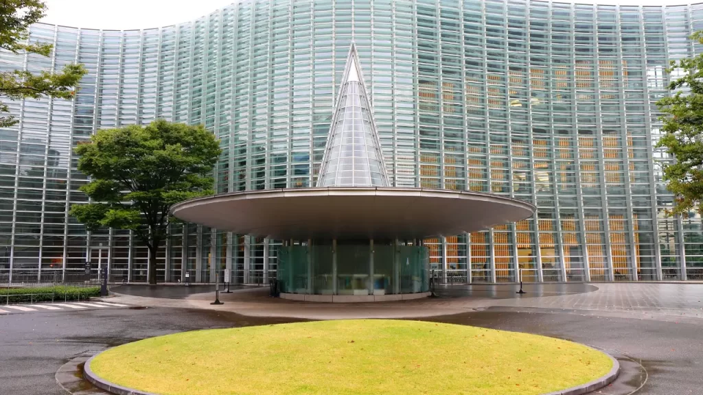 O Museu Nacional de Arte Emergente e Inovadora (MORI), em Tóquio, é um marco da criatividade contemporânea. Com sua fachada futurista de vidro e uma icônica estrutura cônica na entrada, o museu celebra a arte digital e interativa, oferecendo uma experiência única para os visitantes. Localizado em Roppongi, é um ponto de encontro para amantes de arte e tecnologia. Dica de viagem: Visite à noite para ver a iluminação especial e explore as exposições interativas com um guia local.