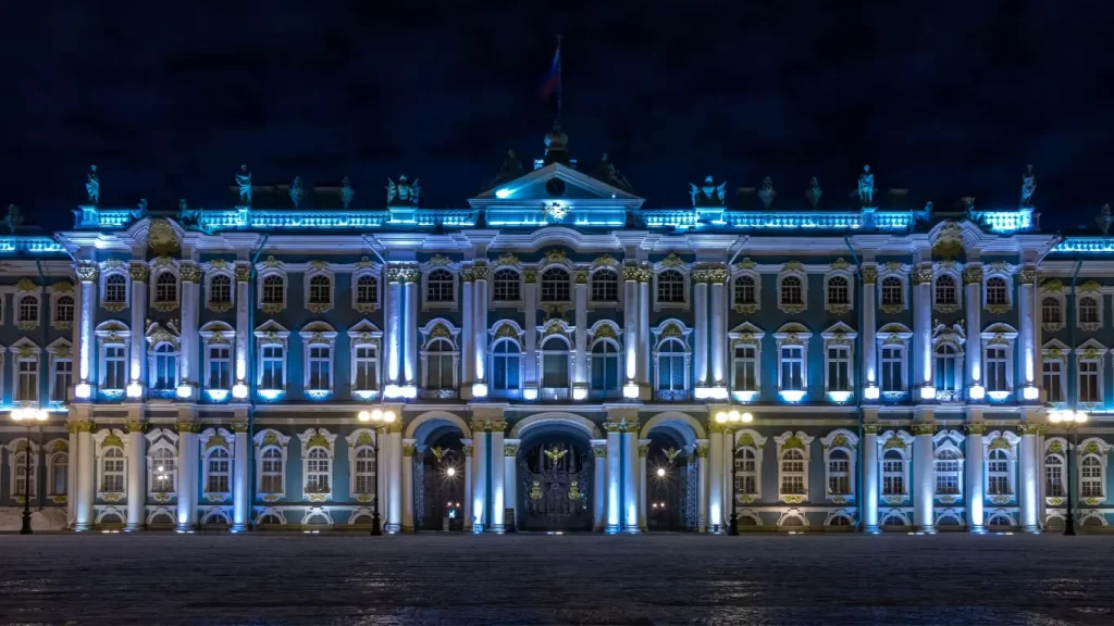 O Museu do Hermitage, em São Petersburgo, é um dos mais magníficos do mundo, localizado no Palácio de Inverno. À noite, sua fachada barroca brilha com iluminação azulada, destacando os detalhes dourados e as colunas imponentes. Com uma coleção que inclui obras de Rembrandt e Da Vinci, o museu oferece uma jornada pela história da arte. Dica de viagem: Visite à noite para apreciar a iluminação especial e explore as exposições menos concorridas fora do horário de pico.