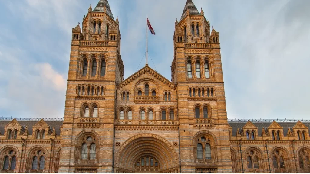 O Museu de História Natural de Londres é uma maravilha arquitetônica que combina beleza vitoriana com uma fascinante coleção de história natural. Localizado no coração de Londres, o museu impressiona com suas torres gêmeas e fachada ornamentada, abrigando desde esqueletos de dinossauros até exposições sobre o planeta Terra. Dica de viagem: Visite no início da manhã para evitar multidões e explore o Salão Hintze com o esqueleto de baleia azul.