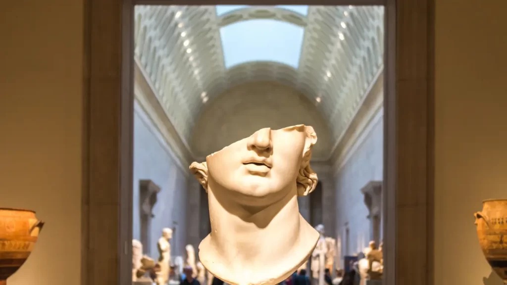 O Museu Metropolitano de Arte, em Nova York, conhecido como "The Met", é um tesouro global de história e cultura. Entre suas muitas joias, a cabeça de mármore de uma estátua clássica destaca-se como um símbolo da antiguidade, exibida em uma galeria com teto abobadado e iluminação natural. Com mais de 5 mil anos de arte, o museu oferece uma experiência inesquecível para os amantes de história. Dica de viagem: Visite a seção de antiguidades gregas e romanas e aproveite os passeios guiados para uma imersão completa.