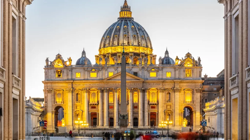 A Basílica de São Pedro, no Vaticano, é um dos monumentos mais icônicos da cristandade e uma obra-prima da arquitetura renascentista. Sua imponente cúpula, projetada por Michelangelo, brilha ao entardecer, destacando os detalhes dourados e as colunas majestosas. Localizada na Praça de São Pedro, é um ponto de peregrinação e turismo que oferece uma experiência espiritual e cultural única. Dica de viagem: Suba à cúpula para uma vista panorâmica de Roma e visite cedo para evitar multidões