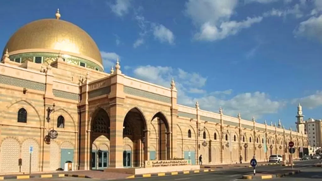 O Museu Shaikh Faisal, localizado em Doha, Catar, é uma celebração da rica herança cultural e histórica do país. Com sua impressionante cúpula dourada e arquitetura islâmica detalhada, o museu abriga uma vasta coleção de artefatos, incluindo peças tradicionais e exposições sobre a vida beduína. É um destino imperdível para quem deseja explorar a identidade do Catar. Dica de viagem: Visite durante a manhã para aproveitar a luz natural e combine a visita com um passeio pela Corniche de Doha.