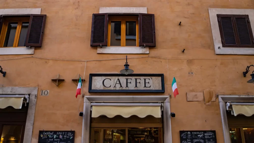 Uma viagem de 10 dias a Roma no verão combina passeios históricos com momentos de prazer gastronômico. Neste guia, você encontrará dicas para organizar suas malas de forma prática, escolher a bolsa ideal para o dia a dia, explorar os melhores cafés e restaurantes, e visitar os principais pontos turísticos da Cidade Eterna. Vamos te guiar para uma experiência autêntica e memorável!