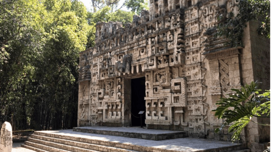 Fachada esculpida em pedra de templo maia reproduzida no Museu Nacional de Antropologia na Cidade do México.